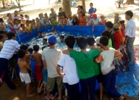 Các em thiếu nhi huyện Đồng Xuân học bơi tại  hồ bơi di động
